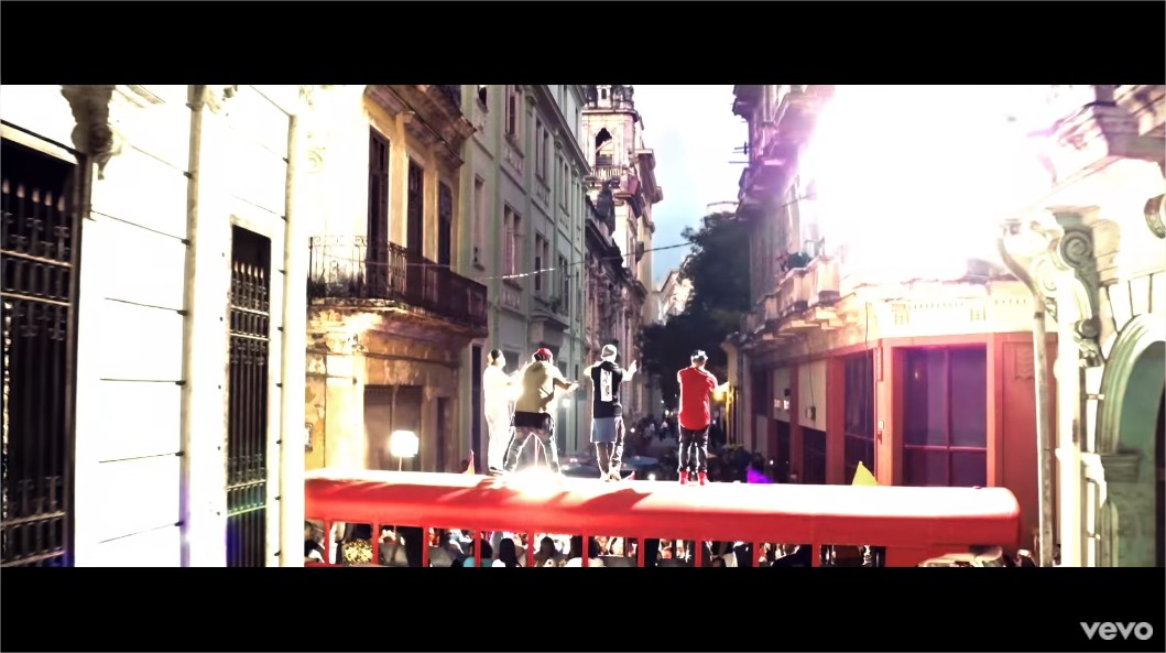 Enrique Iglesias - SUBEME LA RADIO (Official Video) ft. Descemer Bueno, Zion & Lennox - YouTube - Google Chrome_5