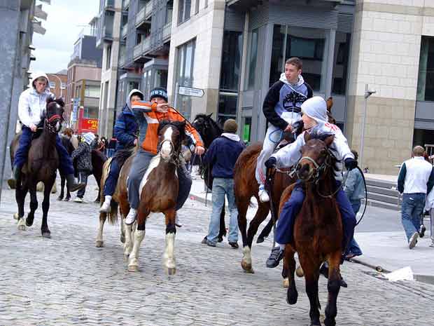 habitants-cheval-ville