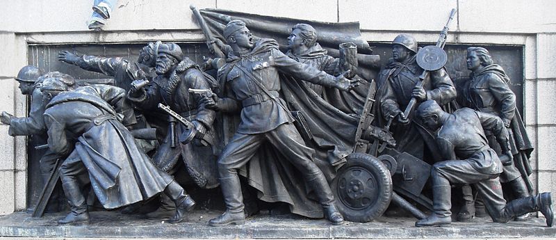 https://www.pop-up-urbain.com/wp-content/uploads/2011/06/800px-Monument_to_the_Soviet_Army_bas-relief_at_the_column_foot._3.jpg